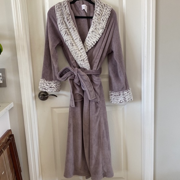 Robe - Picture 2 of 4